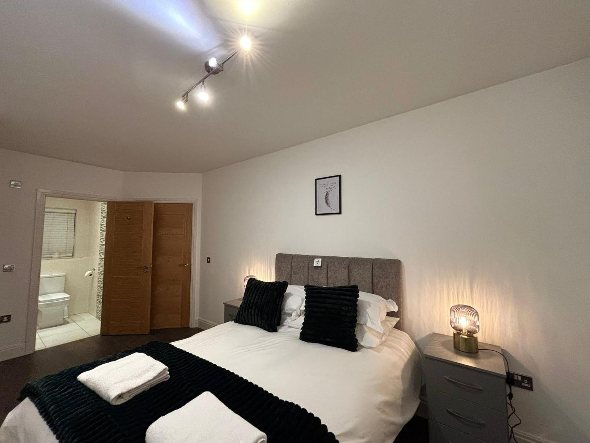 24-7 Secured City Centre Apartments With Free Underground Parking And Wifi Birmingham Bagian luar foto